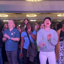 Simpatizantes demócratas esperan los resultados electorales en Arizona