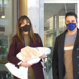 Isabel Jiménez, radiante, abandona el hospital con su hijo Dani