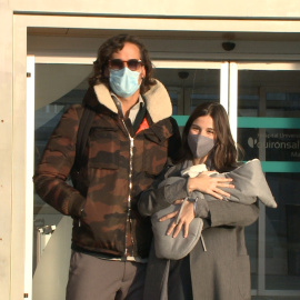 Sandra Gago y Feliciano López salen del hospital con su pequeño en brazos