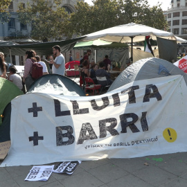 La acampada de Valencia por la vivienda se mantiene al menos un día más