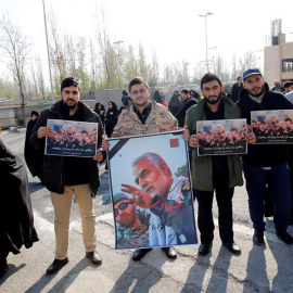  Varios iraníes sostienen fotos del teniente general de la Guardia Revolucionaria de Irán Quds Qasem Soleimani, durante una manifestación anti-estadounidense para condenar el asesinato de Soleimani. EFE / EPA / Abedin Taherkenareh