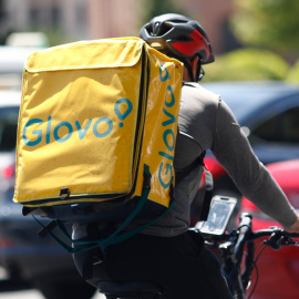  Un 'rider' de Glovo, circula en su bicicleta por una calle de Madrid.- Eduardo Parra / Europa Press