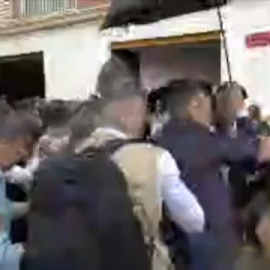 Decenas de personas lanzan barro y objetos al rey e increpan a Sánchez y Mazón durante su visita a Paiporta por la DANA: "¡Asesinos!"