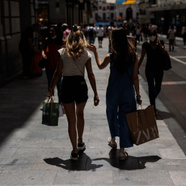 Varias personas pasean por la calle Preciados, en Madrid (España). -Alejandro Martínez Vélez / Europa Press
