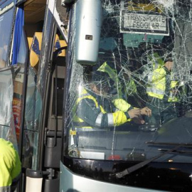 Estado en que ha quedado el autobús escolar que ha volcado esta mañana /EFE