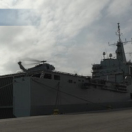 Llega al puerto de València el buque Galicia con 104 infantes y material pesado de apoyo