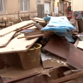 Los muebles cubiertos de barro llenan las calles de los municipios valencianos