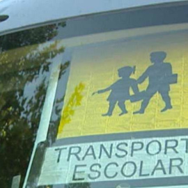 Letrero de 'Transporte escolar' en un autocar madrileño. EFE