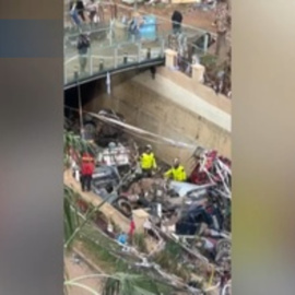 Labores de desescombro en un túnel de tren a su paso por Alfafar (Valencia)