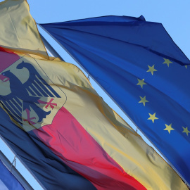  La bandera de Alemania ondea junto a la de la UE REUTERS/Ralph Orlowski