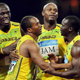 Fotografía de archivo del 22 de agosto de 2008, que muestra a los atletas jamaicanos, de izquierda a derecha, Usain Bolt, Michael Frater, Asafa Powell, y Nesta Carter mientras celebran su triunfo en la final de relevos 4x100 en los Juegos d