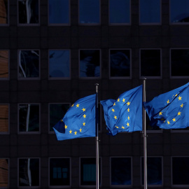  Banderas de la Unión Europea ondean en la puerta de la Comisión en Bruselas.  REUTERS/Yves Herman