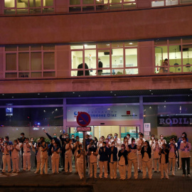  Personal sanitario de la Fundación Jiménez Díaz, en Madrid, en el exterior del hospital para responder a los aplausos de los vecinos. REUTERS/Susana Vera