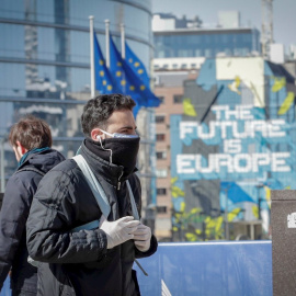 Dos jóvenes en Bruselas. EFE