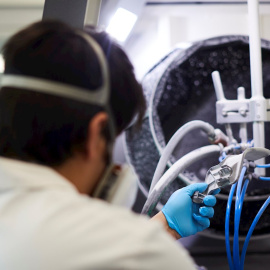 Un técnico trabaja en la fabricación, en impresoras de 3D, de componentes para un respirador. EFE/Alejandro García