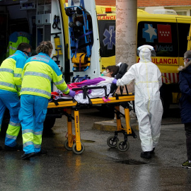  Personal sanitario traslada a un paciente desde una ambulancia en la entrada de emergencias del Hospital 12 de Octubre de Madrid. REUTERS/Juan Medina