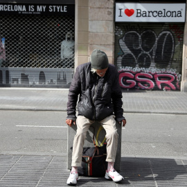  Una persona sin techo, en las Ramblas, en Barcelona. REUTERS/Nacho Doce