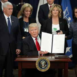 El presidente de EEUU, Donald J. Trump, enseña la firma de la orden ejecutiva para destinar fondos federales a la construcción del muro con México. - EFE