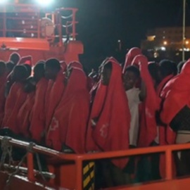 Salvamento Marítimo rescata a 71 inmigrantes en aguas del Hierro y los traslada al puerto de La Restinga