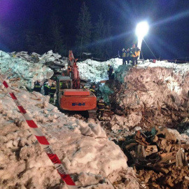 otografía facilitada por el Servicio de Rescate e Intervención en Montaña italiano que muestra el personal de rescate trabajando en la zona del hotel Rigopiano en la localidad de Farindola (centro de Italia)