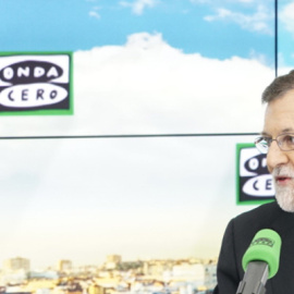 El periodista de Onda Cero, Carlos Alsina, entrevista al presidente del Gobierno, Mariano Rajoy. Foto: ONDACERO