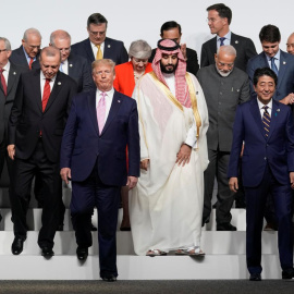 Los dirigentes mundiales tras posar para la foto de familia de la cumbre del G-20 celebrada en Osaka (Japón), en junio de 2019. REUTERS/Kevin Lamarque