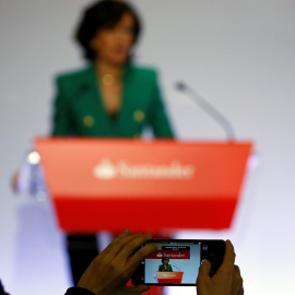 Un periodista toma una foto a la presidenta del Banco Santander, Ana P. Botin, durante la presentación de los resultados anuales de 2016, en la Ciudad Financiera de la localidad madrileña de Boadilla del Monte. REUTERS/Juan Medina