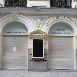 Entrada al Teatro de la Comedia, en Madrid, cerrado durante el estado de alarma por la pandemia del coronavirus. E.P.