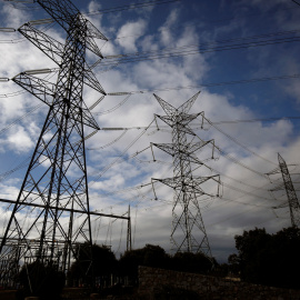 Torres de alta tensión cerca de la localidad madrileña de Galapagar/ REUTERS