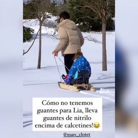 Natalia Sánchez y Marc Clotet enseñan a su hija a montar en trineo