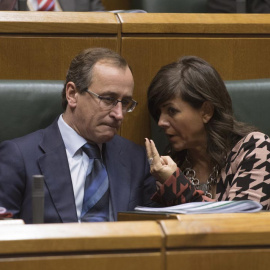 El presidente del PP Vasco, Alfonso Alonso, conversa con la secretaria general de su partido, Nerea Llanos, en el pleno del año en el Parlamento Vasco. EFE/ADRIÁN RUIZ DE HIERRO