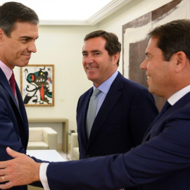  El presidente del Gobierno, Pedro Sánchez, con los responsables de la CEOE y Cepyme, Antonio Garamendi y Gerardo Cuerva, en el Palacio de la Moncloa. FOTO: Borja Puig de la Bellacasa/Pool Moncloa