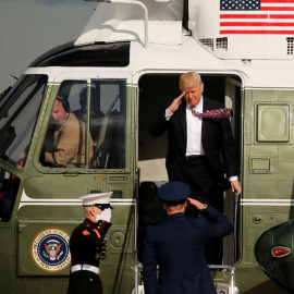Trump saluda a dos marines a su llegada a la base andrews en Maryland, este jueves. | JONATHAN ERNST (REUTERS)
