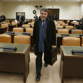 El ministro de Energía, Álvaro Nadal, antes de su comparecencia en la Comisión de Energía del Congreso, para explicar el comportamiento de los precios en los mercados de la energía. EFE/Fernando Alvarado