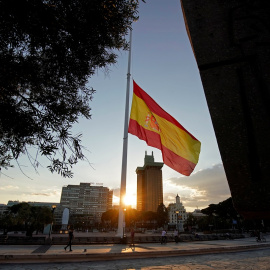 La bandera de España ondea a media hasta en la madrileña Plaza de Colón, durante el luto nacional decretado por las víctimas de la pandemia del coronavirus. REUTERS/Juan Medina