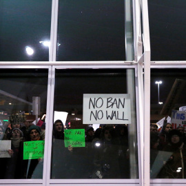 Manifestantes contra las medidas migratorias del presidente de EEUU, Donald Trump, protestan en la Terminal 4 del aeropuerto JFK de Nueva York. REUTERS/Andrew Kelly