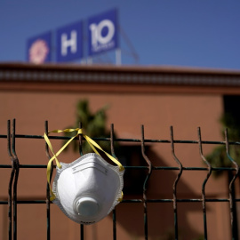 FILE PHOTO: An abandoned mask is seen on a fence in front of  H10 Costa Adeje Palace hotel, which is under lockdown over the coronavirus outbreak in Adeje, in Tenerife, Canary Islands, Spain, March 9, 2020. REUTERS/Juan Medina/File Photo