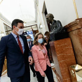 El presidente del Gobierno, Pedro Sánchez, con la vicepresidenta económica, Nadia Calviño, a su llegada al Pleno del Congreso de los Diputados. E.P./Dani Duch/Pool