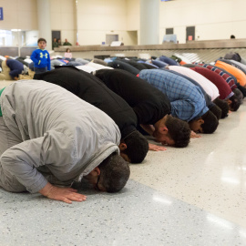 Varias personas rezan como los musulmanes en el aeropuerto internacional de Dallas como parte de las protestas que se están produciendo en todo EEUU contra el veto de Trump a los inmigrantes.  REUTERS / Laura Buckman