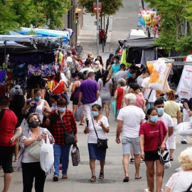 Varias personas visitan el mercadillo de Torrent Gornal en L'Hospitalet, este domingo. EFE/ Alejandro García