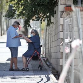 Una pareja de ancianos en Madrid. E.P./
