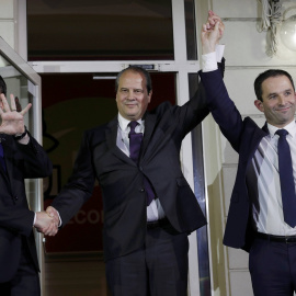 Los dos candidatos al liderazgo del partido socialista francés: el perdedor de las primarias, Manuel Valls; y el vencedor, Benoît Hamon, junto al primer secretario de la formación, Jean-Christophe Cambadelis, tras conocer los resultados. RE
