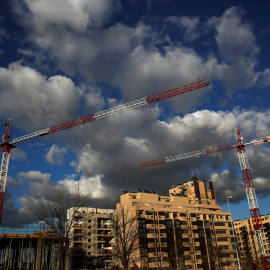 Las grúas de varias edificaciones en el norte de Madrid. REUTERS/Juan Medina