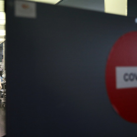  Personal sanitario de la Unidad de Cuidados Intensivos donde se atienden a los enfermos del coronavirus, en el Hospital del Mar, en Barcelona. REUTERS/Nacho Doce