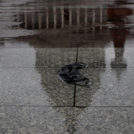  Una mascarilla abandonada en el suelo, cerca del Capitolio, en Washington. REUTERS/Leah Millis