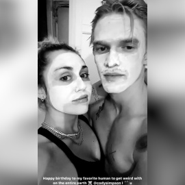 Miley Cyrus felicita el cumpleaños a su novio Cody Simpson