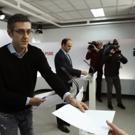 Los coordinadores del área Política y Económica de la Ponencia marco del PSOE, Eduardo Madina y José Carlos Díez, respectivamente, durante la rueda de prensa que han ofrecido en la sede de la calle Ferraz. EFE/Emilio Naranjo