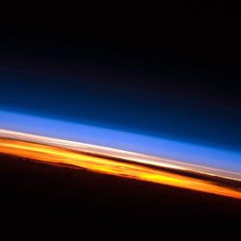 Imagen de la ISS con las capas atmosféricas