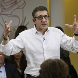 El exlehendakari y aspirante a secretario general del PSOE, Patxi López, celebra un acto con militantes madrileños hoy en Fuenlabrada, Madrid. EFE/Fernando Alvarado