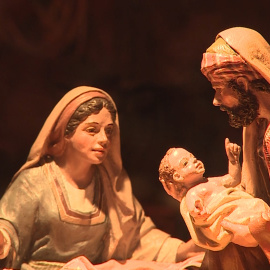 El hospital y las figuras con mascarilla, protagonistas del Belén en Puerta del Sol